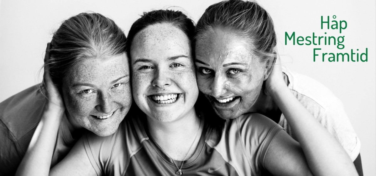 3 jenter som smiler og klemmer. De er medlemmer av NFFB.