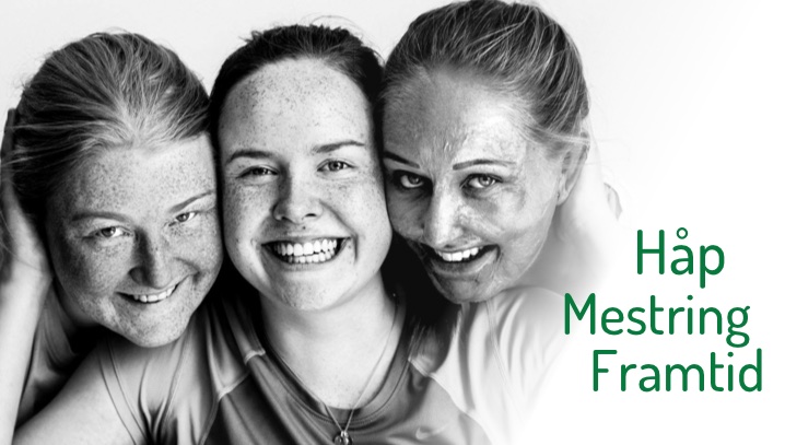3 jenter som smiler og klemmer. De er medlemmer av NFFB.